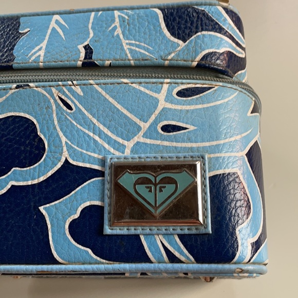 Roxy | Y2K Blue Hibiscus Cosmetic Travel Case - Picture 9 of 16